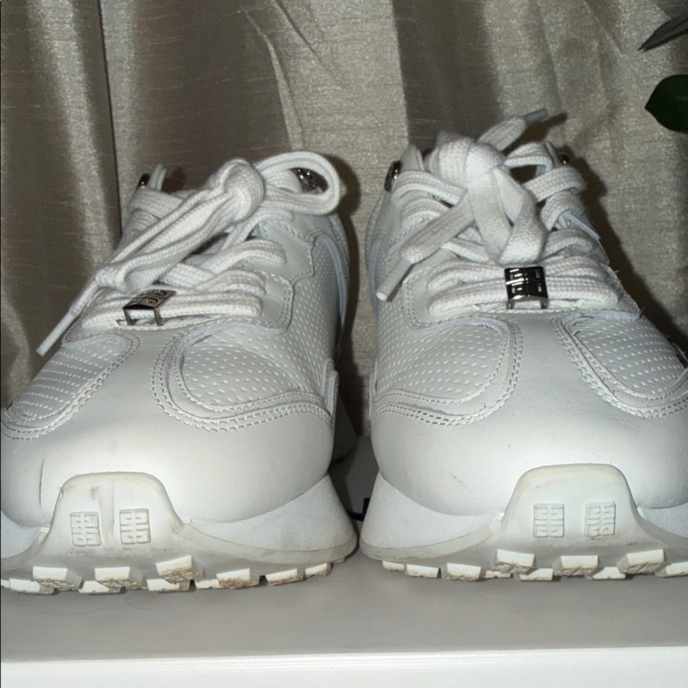 π€ Authentic Givenchy GIV Runner Logo Sneakers White 7 37 π€ - Picture 10 of 15